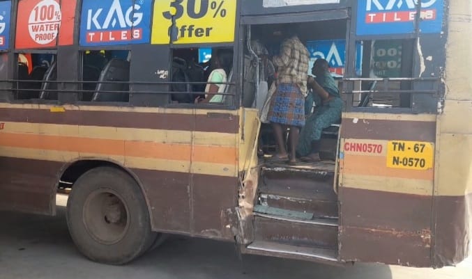 ஆபத்தான படிக்கட்டுகள் ! அச்சத்துடன் மக்கள் பயணம் !