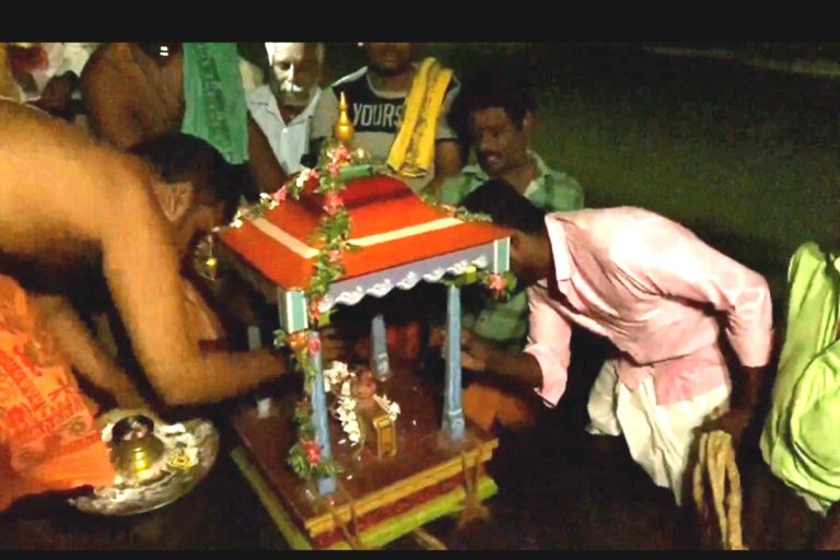 திருவேடகத்தில் ஏடு எதிரேறிய திருவிழா