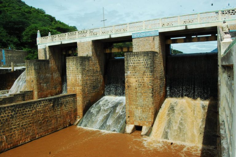 சாத்தையாறு அணை மதகில் பழுது; சீர்செய்ய கோரிக்கை