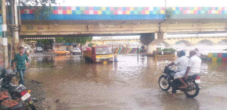 மதுரை: போக்குவரத்து நிறுத்தம்