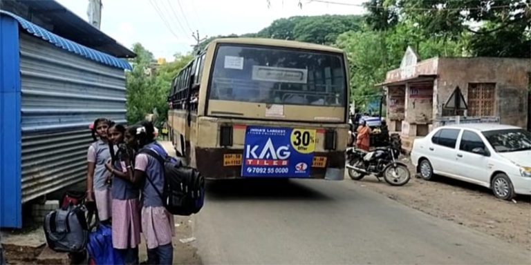 பேருந்துகள் நின்று செல்ல மாணவிகள் கோரிக்கை