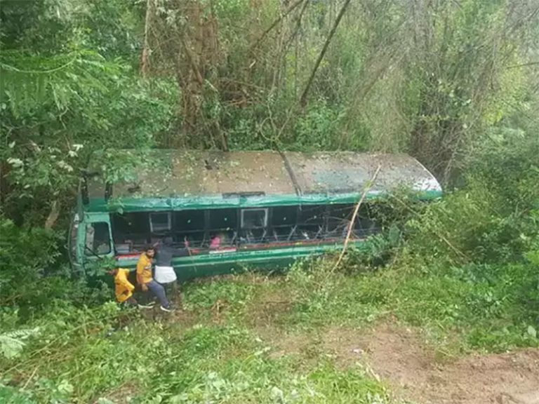 பேருந்து கவிழ்ந்தது! 30 பேர் படுகாயம் !