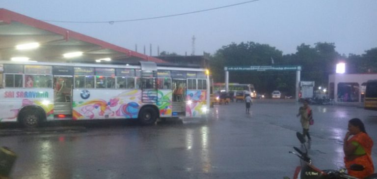 சிவகாசி, சாத்தூர் பகுதிகளில் மழை! நடைபாதை வியாபாரம் பாதிப்பு!!