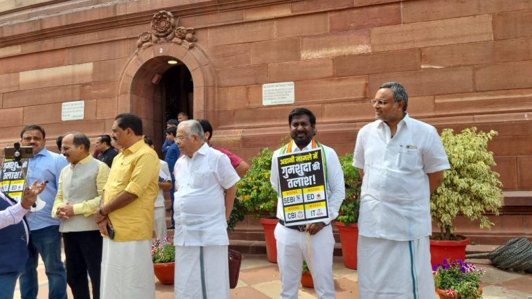 மனிதச் சங்கிலி போராட்டதில் ஈடுபட்டனர்