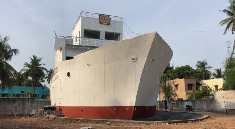 கடலூரில் கப்பல் வீடு ! கணவன் பரிசு