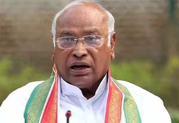 மணிப்பூர் முதல்வரை டிஸ்மிஸ் செய்ய வேண்டும்-கார்கே