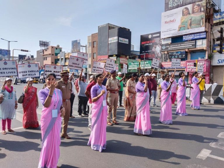 திருநங்கைகள் பங்கேற்ற சாலை பாதுகாப்பு விழிப்புணர்வு