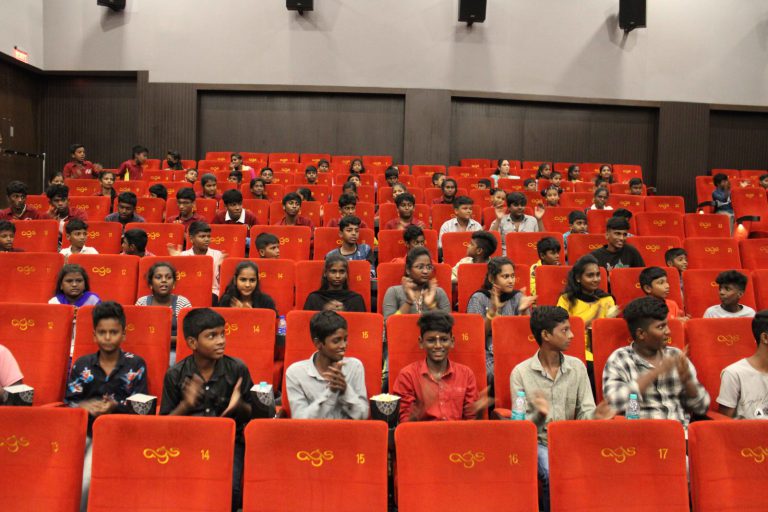 காவல் சிறார் மன்ற மாணவர்களுக்கு சினிமா