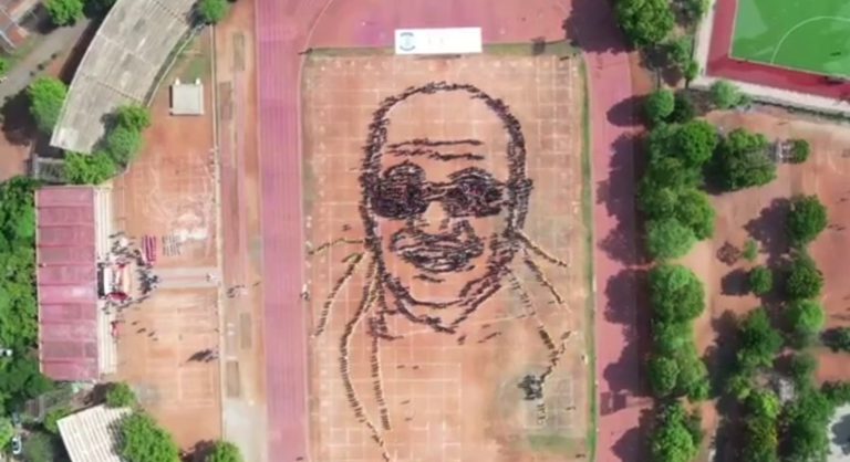 கலைஞருக்கு உயிரூட்டிய தூய்மைப் பணியாளர்கள்