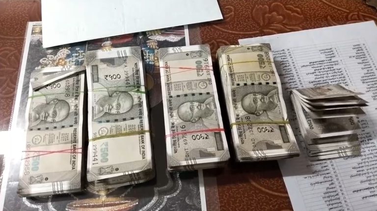 RTO ஆபிசில் கட்டுக்கட்டாக பணம் பறிமுதல்