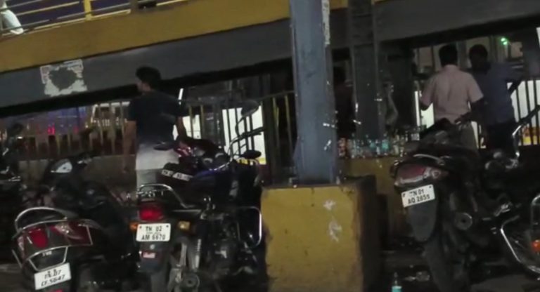 மினி பாராக மாறிய நடைமேம்பாலக் கூரை