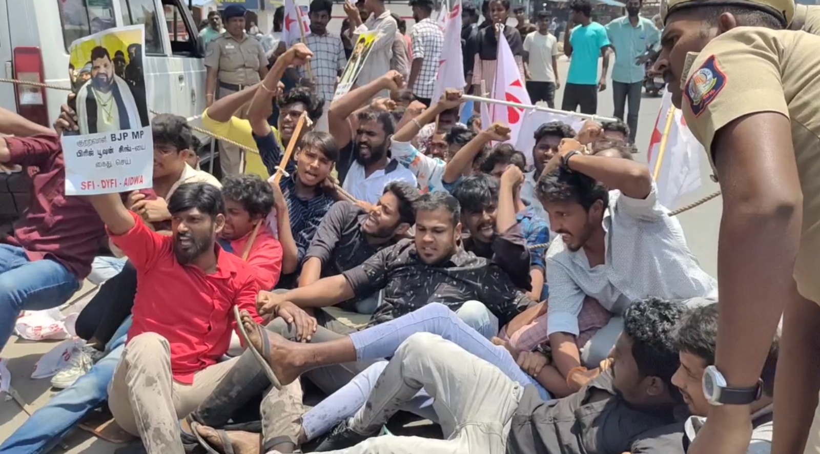 கோவையில் நடைபெற்ற ரயில் நிலைய முற்றுகை