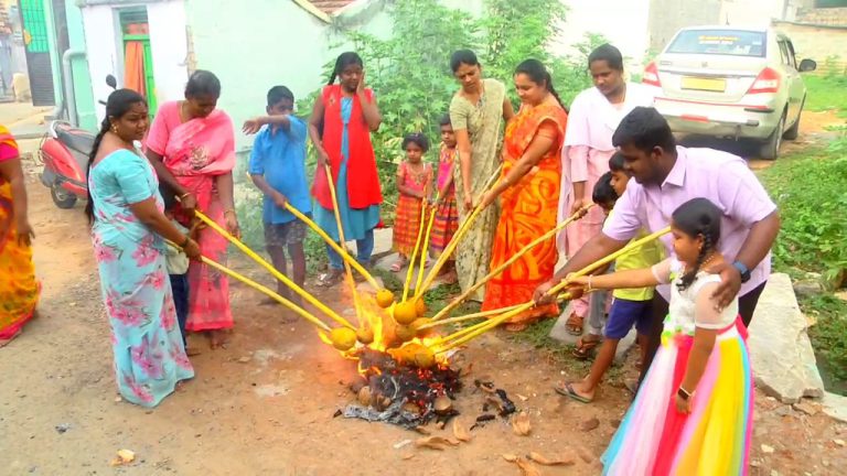சேலத்தில் களைகட்டிய தேங்காய் சுடும் நிகழ்ச்சி