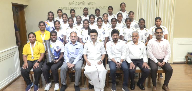 கால்பந்து வீராங்கனைகள் முதல்வரை சந்தித்து வாழ்த்து