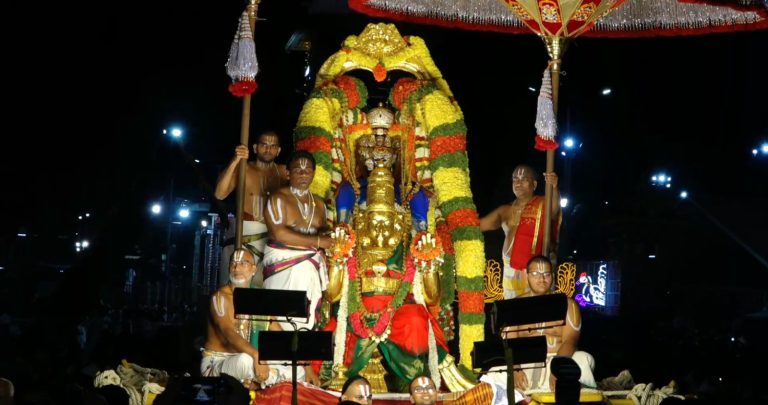 திருப்பதி- கருட வாகனத்தில் மலையப்ப சுவாமி