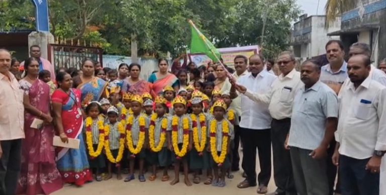 இருளர் பழங்குடியினர் மாணவர்களுக்கு வரவேற்பு