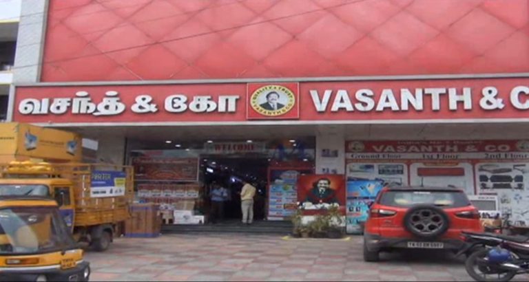 வசந்த் அன் கோ வாடிக்கையாளர்களுக்கு பரிசு